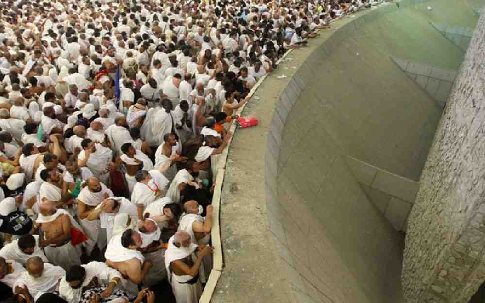 الحجاج يرمون الجمرات