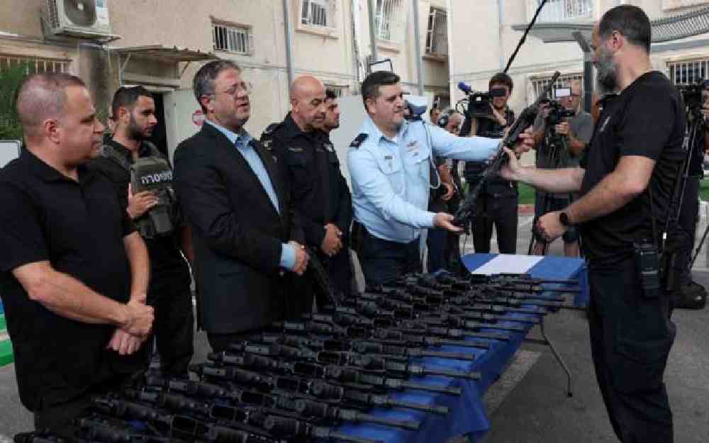 توزيع الأسلحة على المستوطنين