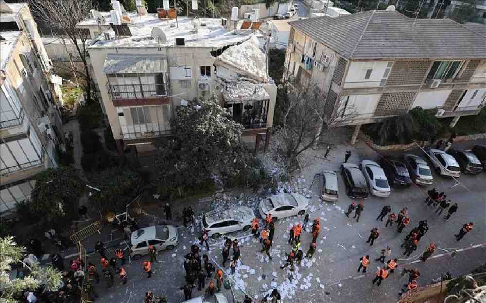 سقوط صاروخ إيراني إنشطاري وسط إسرائيل